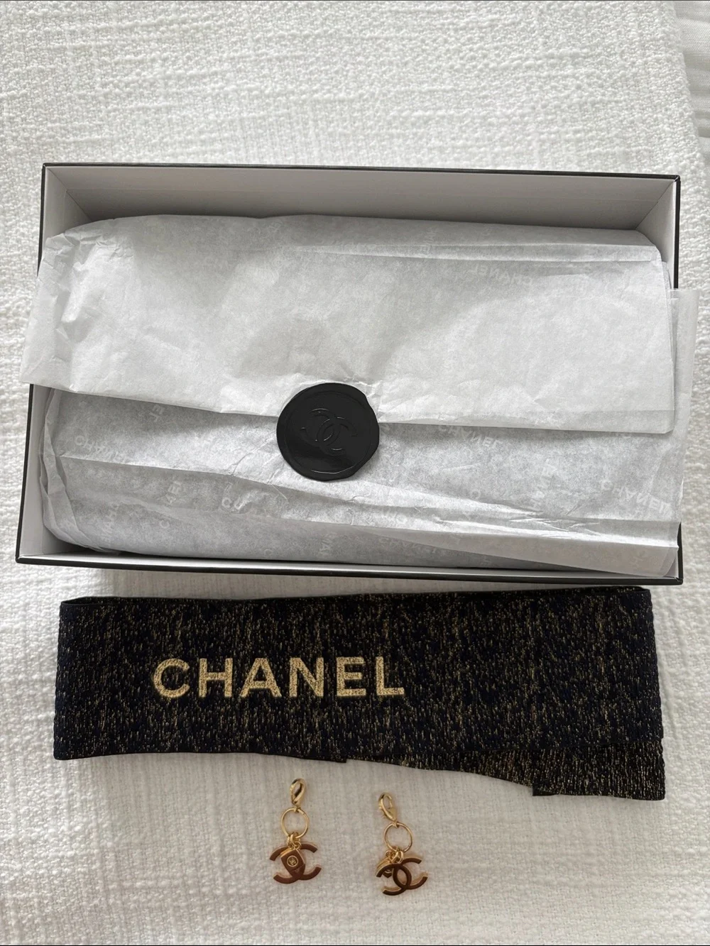Chanel 2023 Navy Holiday Cosmetic Pouch - Picture 4 of 5